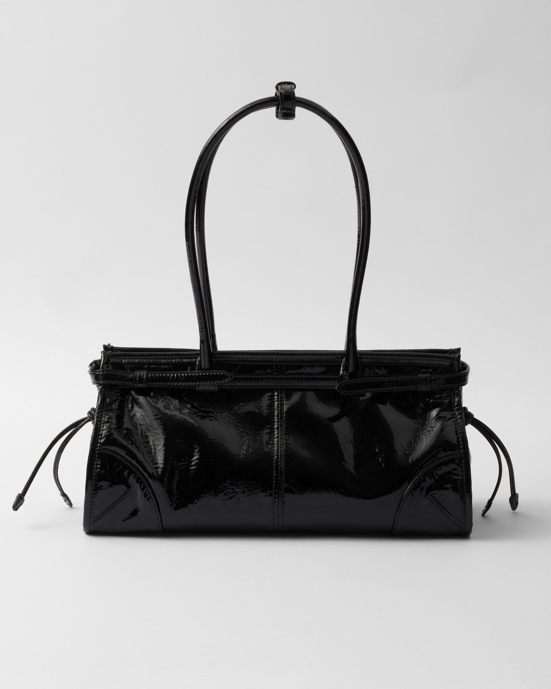 Bolsa Prada Bonnie em couro envernizado